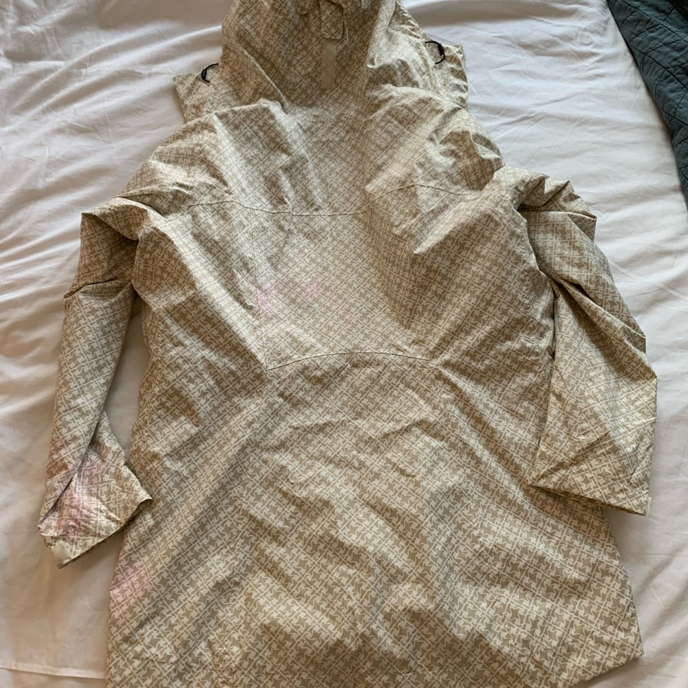 Columbia tan and white women’s shell jacket